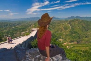 great wall tourist sitting 300x201 Great Wall of China (长城)