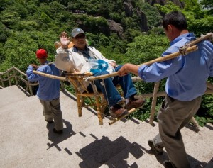 huangshan_sedan_chair funny huang shan mountains porters carry