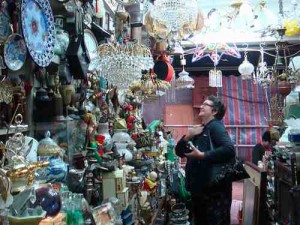 HK cat street antiques lores 300x225 Hong Kong Shopping Guide | Best HK markets, shops, stores, & malls