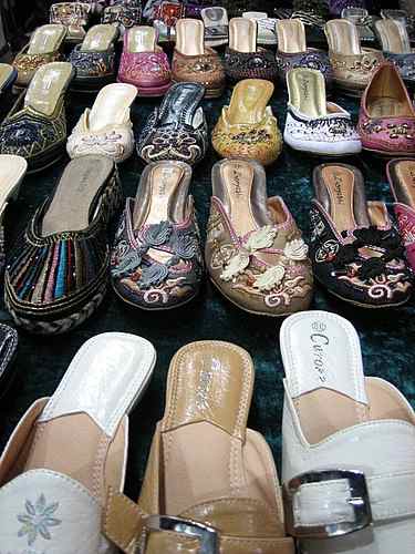 ladies market shoes lores 225x300 Hong Kong Shopping Guide | Best HK