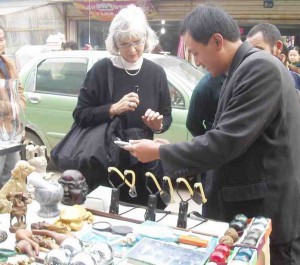 laowai haggling souvenirs small 300x265 The Art of Bargaining — strategies, tips, and pitfalls
