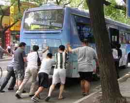 pushing_china_bus-small pushing china bus small Avoiding common tourist scams in China