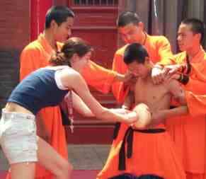 shaolin-kungfu-lesson-small shaolin kungfu lesson small Chinese etiquette tips for travelers