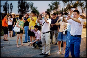 beijing tourists photographs china crowd of chinese tourists taking photo pictures