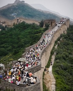 great wall china crowded crowd tourists