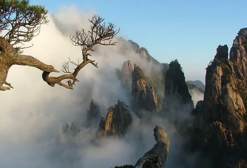 A picture of the scenery at Huangshan 