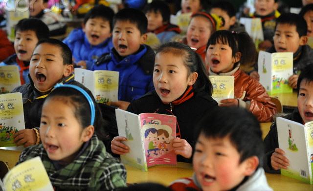 Chinese children recite proverbs