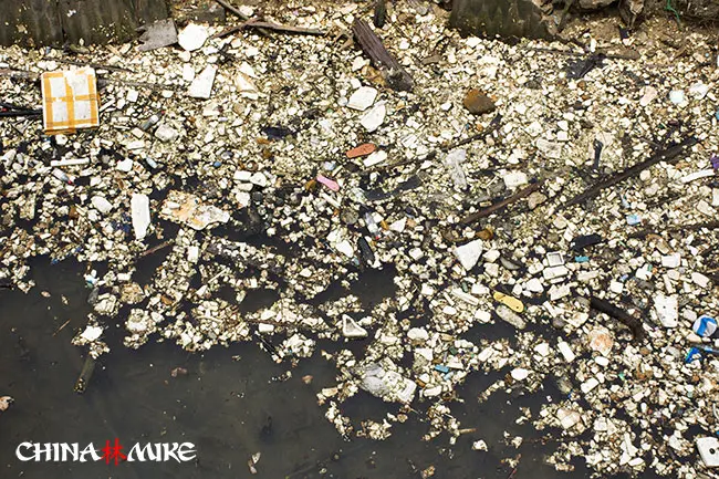 Trash piling up in polluted waters in China